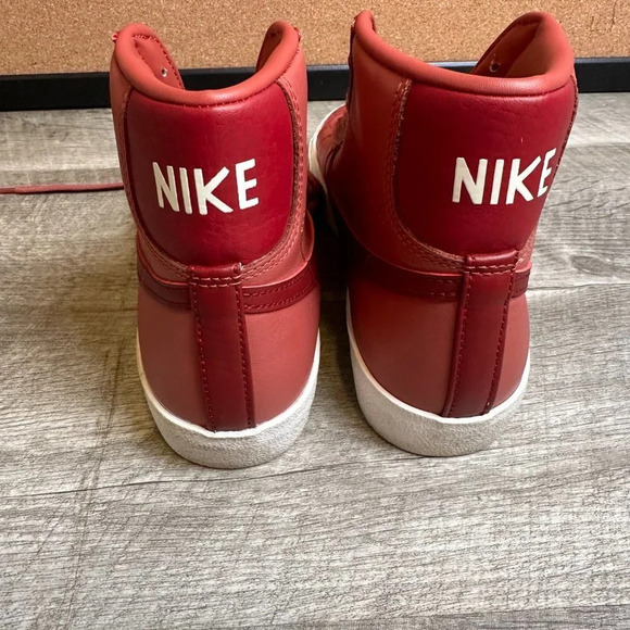 NIKE Red Blazer '77 Vintage Mid Sneakers in Rust / Red Size Women's 7 - Picture 2 of 8